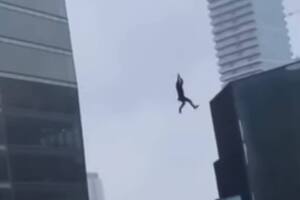 La imagen del trabajador mientras se sostenía de una cuerda generó terror entre los testigos