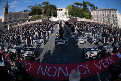 La imagen es de abril de este año, en una de las tantas manifestaciones de artistas y trabajadores de al cultura italiana que reclamaban ayuda al gobierno. Actualmente, las salas, lentamente, volvieron a abrir aunque con un aforo limitado