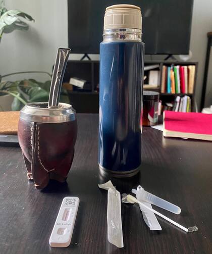 La imagen es de esta semana: mate para desayunar y autotests provistos por el gobierno chino para hisoparse.