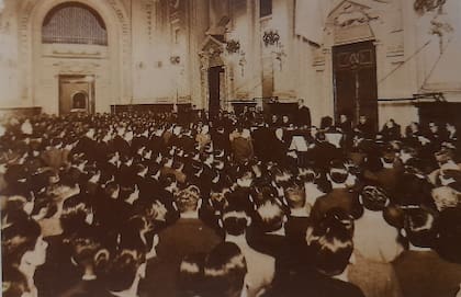 La imagen es de otra dcada pero se repite en el presente alumnos en el saln de actos con el rgano de fondo