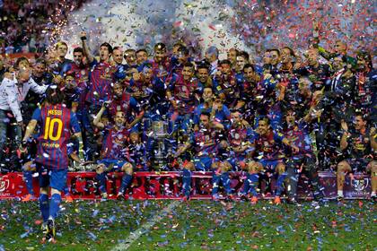 La imagen es de una elocuencia y una belleza pocas veces vistas: los campeones de frente y el crack, Leo Messi, de espaldas, corre en busca de la gloria compartida