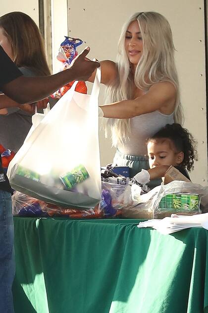La imagen es del 2017, y se la puede ver a la integrante del clan Kardashian ofreciendo alimentos a los indigentes 