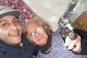 Un sicario vinculado a la banda de Los Monos se sacó una foto con su abuela y un arma
