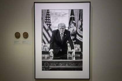 La imagen fue tomada por el fotógrafo de la Casa Blanca, Daniel Torok; la exhibición incluye medallones que indican que Trump es el 45° y 47º presidente