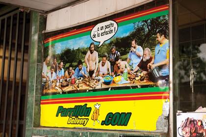 La imagen icónica de Marcos López, ploteada en Parrillón, una parrilla delivery cerca de la estación Liniers