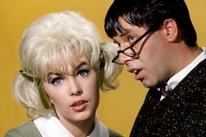 Murió Stella Stevens, la rubia ingenua que enamoró en la pantalla a Elvis y a Jerry Lewis