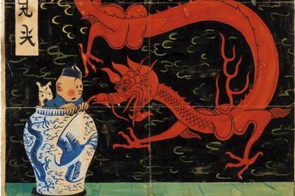 La imagen muestra al intrépido y joven reportero Tintín, con traje oriental y flanqueado por su perro, Milú, escondiéndose de un dragón rojo en un jarrón