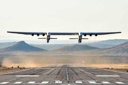 El extraño avión, construido por la legendaria compañía de ingeniería aeronáutica Scaled Composites en el desierto de Mojave, tiene dos fuselajes y está alimentado por seis motores de Boeing 747
