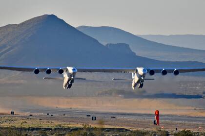 El avión gigante durante el despegue en una pista ubicada en el desierto de Mojave, en California, Estados Unidos