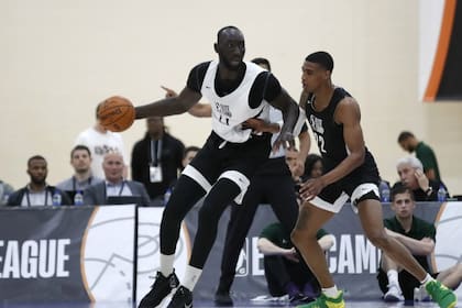 La imagen muestra la diferencia de tamaño entre Tacko Fall y el resto; el gigante sorprendió a la NBA con sus 2,29 metros