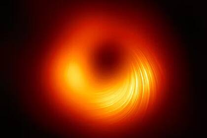 La imagen muestra la dirección de giro detectada de las ondas de radio emitidas por el poderoso campo magnético que rodea el agujero negro supermasivo en el centro de la galaxia elíptica M87