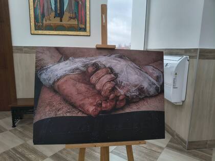 La imagen muestra las manos de un civil maniatado por las tropas rusas