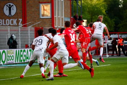 La imagen permite ver una parte del estadio que no tiene tribunas