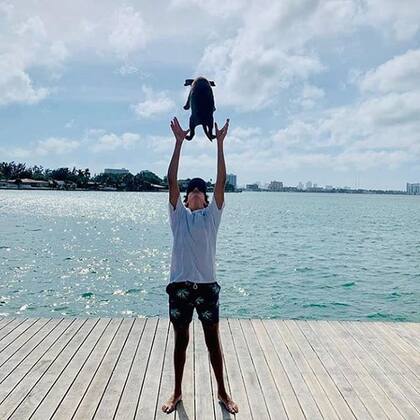 La imagen que compartió Máximo en su cuenta de Instagram desde Miami, en donde descansó junto a su mamá, Cecilia Bolocco, y José Daire.