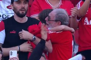 La escena entre un abuelo y su nieto tras el triunfo de Independiente que conmovió a todos