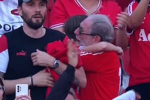 La imagen que conmovió a todos: abrazo y lágrimas entre un abuelo y su nieto tras el triunfo de Independiente