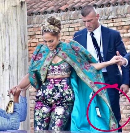 La imagen que evidencia el descuido de vestuario de Jennifer Lopez en el desfile Dolce & Gabbana Alta Moda