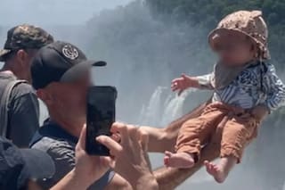 Un hombre sostuvo a un bebé en el aire para conseguir una foto en las Cataratas del Iguazú