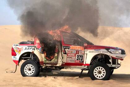 La imagen qué más le duele a Alicia, la de su camioneta que se incendió este año en la tercera etapa del Dakar