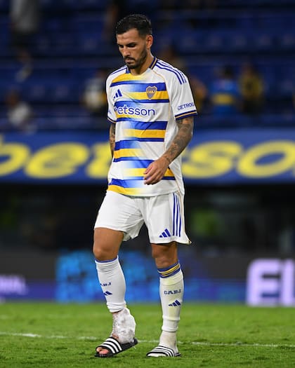 La imagen que preocupa a Boca: Leandro Paredes, con hielo en el tobillo derecho