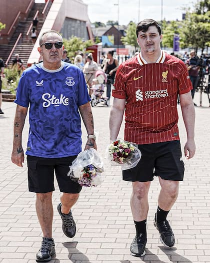 La imagen que recorrió el mundo: un hincha de Everton dejó flores frente al homenaje a Diogo Jota