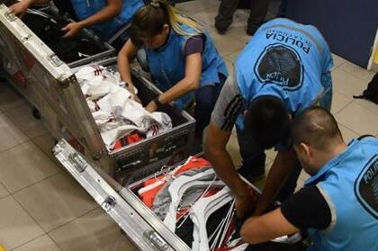 La imagen que recorrió el país: la requisa a River en el vestuario de Boca