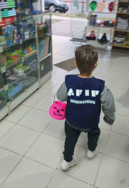 La imagen que se hizo viral: un chico disfrazado de inspector de AFIP