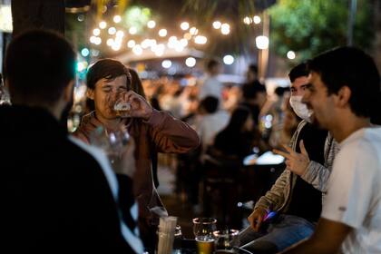 La imagen que se repetía en los diferentes polos gastronómicos era de poco distanciamiento y casi ninguna medida de protección FOTOS: TOMAS CUESTA