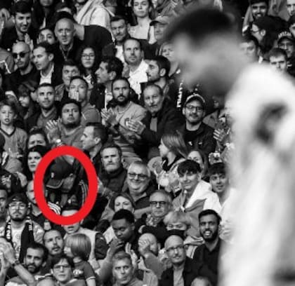 La imagen que se viralizó en las redes sociales sobre la imagen de Maradona en medio de la tribuna