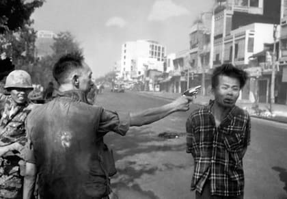 La imagen que se volvió icónica: el general Nguyen Ngoc Loan ejecuta al oficial del Viet Cong Nguyen Van Lem (también conocido como Bay Lop) en una calle de Saigón