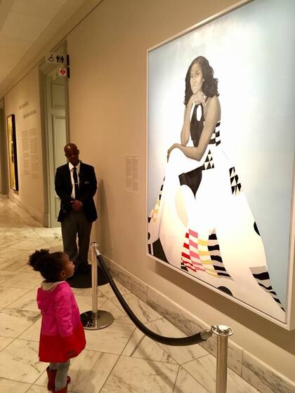 La imagen viral de Parker mirando el cuadro de Michelle Obama en el Instituto Smithsoniano.