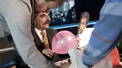 La imitación de Moreno con un globo que sostiene que "Darín miente".