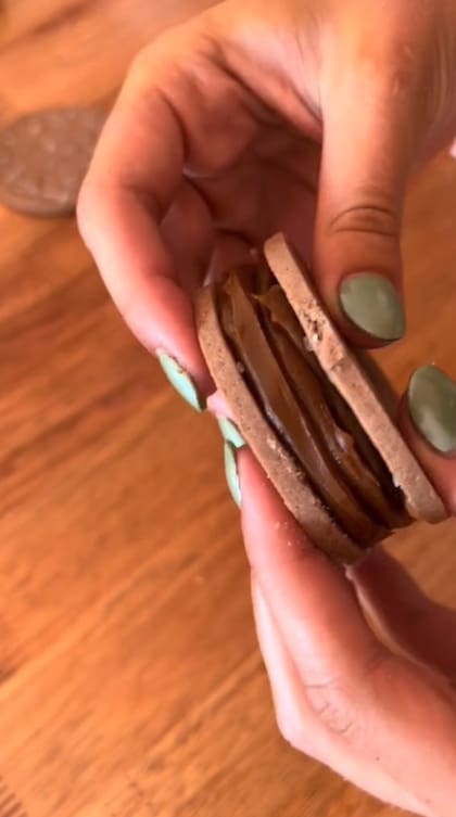 La imitación del relleno, consistió de dulce de leche repostero y una mezcla del clásico con chocolate blanco