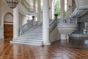 La impactante entrada del edificio.