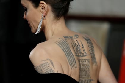 La impactante espalda tatuada de Angelina Jolie; los diseños estampados en su piel son un vestuario en sí mismo 