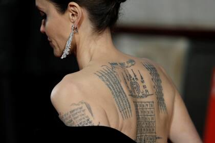 La impactante espalda tatuada de Angelina Jolie; los diseños estampados en su piel son un vestuario en sí mismo