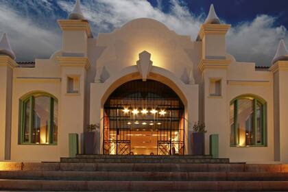 La impactante fachada de estilo coonial del hotel