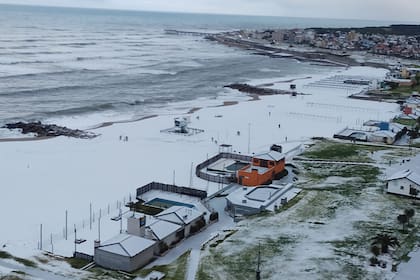 La impactante franja costera de Miramar, esta mañana con un manto blanco inmaculado