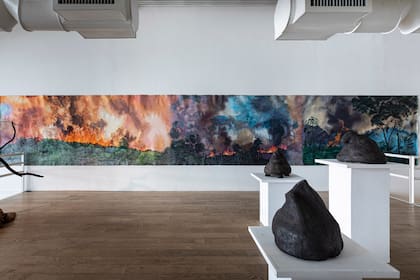 La impactante obra "Incendios", de diez metros de largo; en primer plano, obras en cerámica