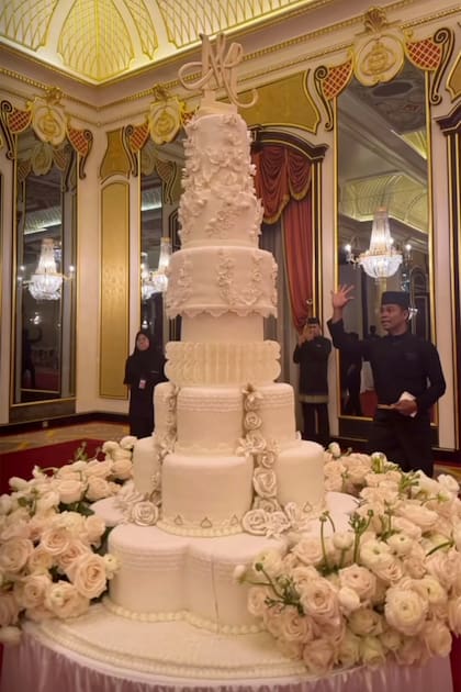 La impactante torta de bodas ramatada por un monograma con las iniciales de los nombres de los recién casados.