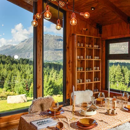 La impactante vista del bosque y las montañas desde el interior
