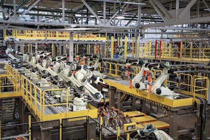 La implementación de cientos de robots en la planta tiene el fin de lograr una meta de cero soldaduras manuales en las operaciones principales.