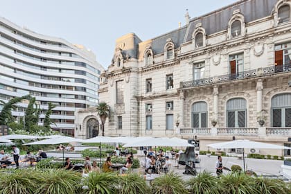 La imponencia del palacio es el marco perfecto para este jardín urbano.