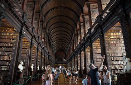 La imponente biblioteca de la Trinity College en Dublin.