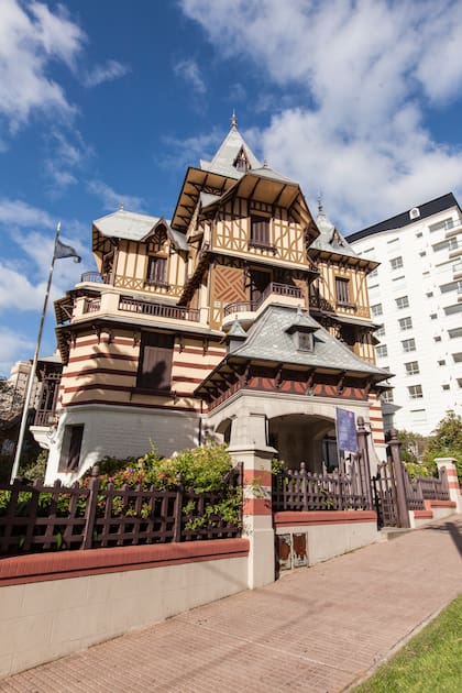 La imponente casona de estilo pintoresquista fue residencia de una familia aristocrática y hoy aloja el Museo de Arte Juan Carlos Castagnino. 