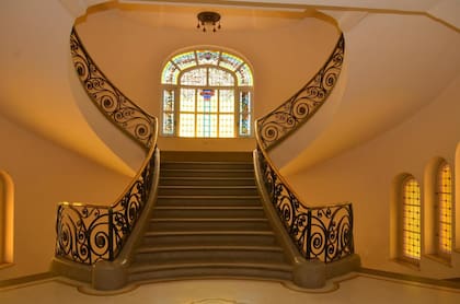 La imponente escalera central del Argentino Hotel