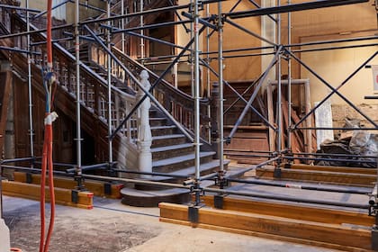 La imponente escalera, en el hall principal de la residencia Llobet, en proceso de restauración