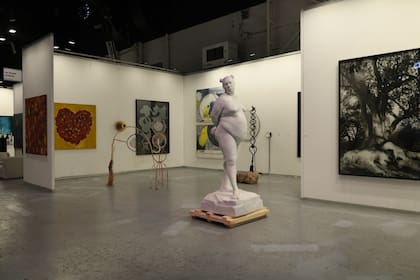 La imponente escultura de mármol de Minkiewicz mide más de dos metros y pesa una tonelada