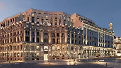 La imponente fachada del Four Seasons en Madrid que alberga, además, al Centro Canalejas