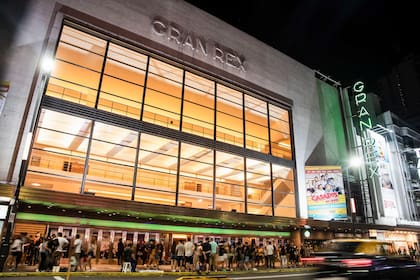 La imponente fachada del Gran Rex en el que tiene lugar este verdadero fenómeno de público que es Casados con hijos